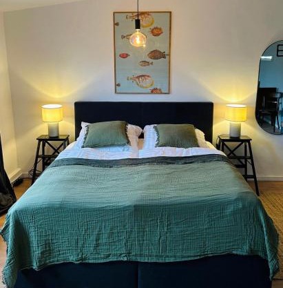 FeelsLikeHome - Urbane Altbauwohnung mit Dachterasse& Parkplatz