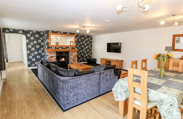 FELIN COTTAGE, family friendly, with open fire in Newborough