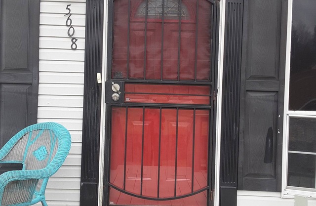 Felix Culpa 4 Red Door: Maison duplex confortable de 3 chambres près de Ft. Jackson, SC