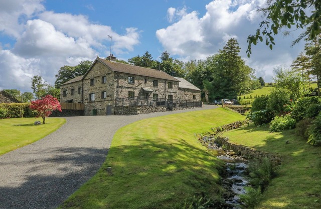FELL VIEW HOUSE, family friendly, character holiday cottage in Kendal