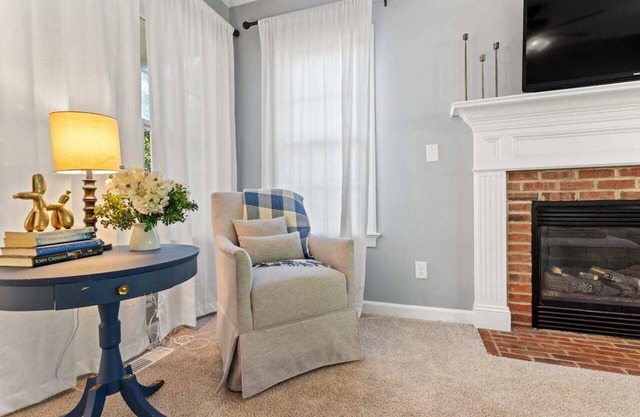 Pet Friendly Fenced Yard Minutes to DT Apex