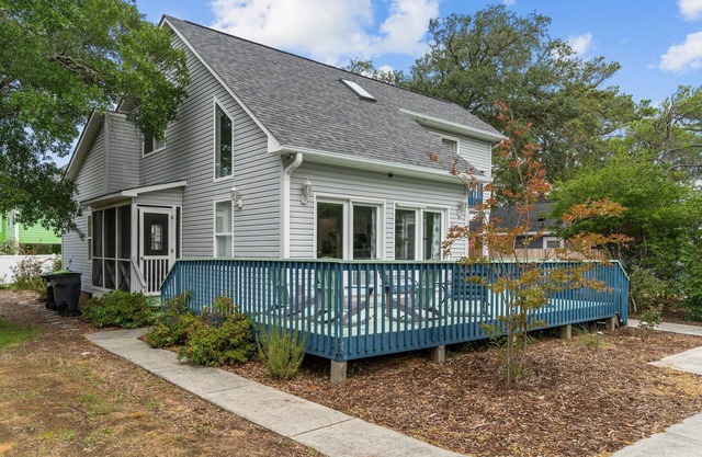 Fenced in yard, Short walk to the beach from this spacious home. Dogs welcome!!