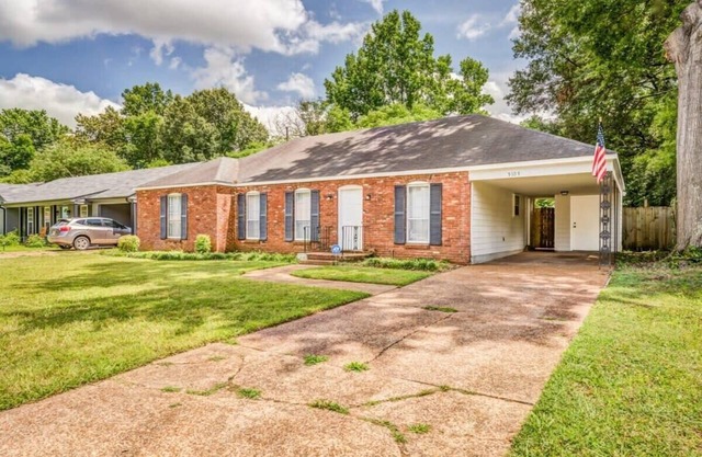Fenced Yard, Centrally Located-Parkway Village Pad