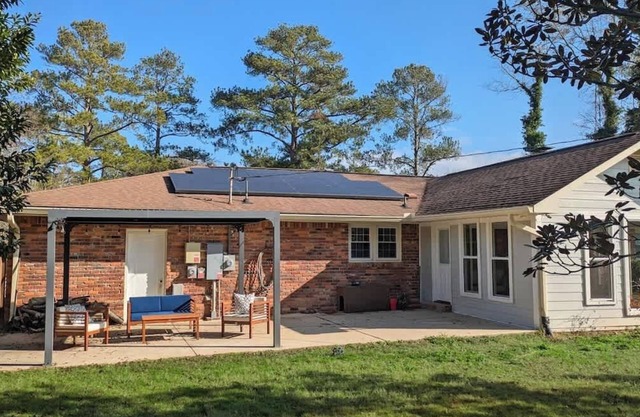 Quiet Retreat - Fenced Yard, Dog Friendly, Patio, Fast Wi-Fi