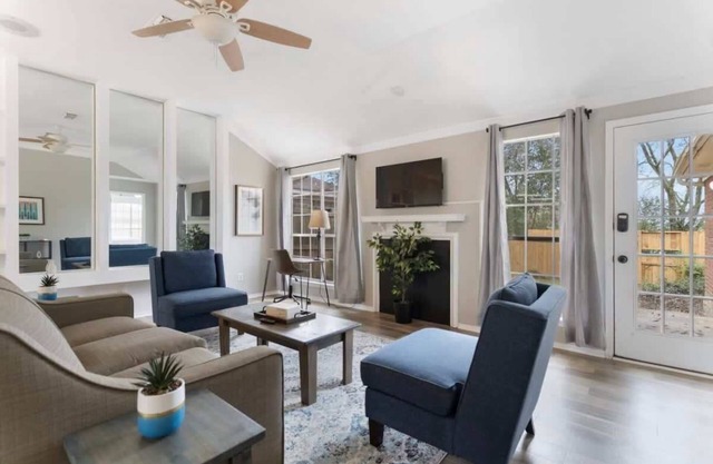 Fenced Yard, Near Shops & Dining- Capital City Gem
