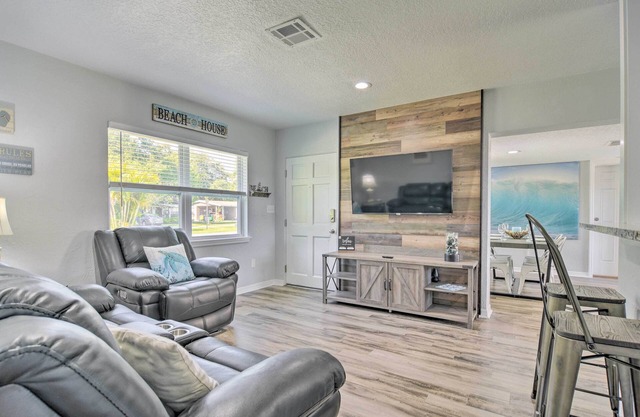 Sunny Seminole Home: Grill, Fire Pit & Fenced Yard