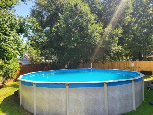 Fenced Yard w Pool! Laurelwood Lodging