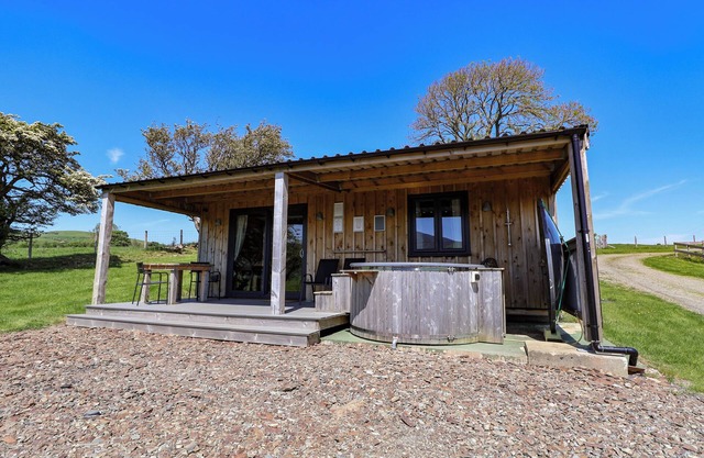 FENLLI, romantic, country holiday cottage, with hot tub in Cilcain