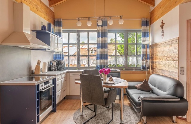 Maison de vacances avec balcon dans la baie. Forêt. Sauna dans la maison.
