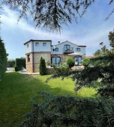 Ferienhaus auf zwei Etagen, mit Garten und überdachtem Grillplatz