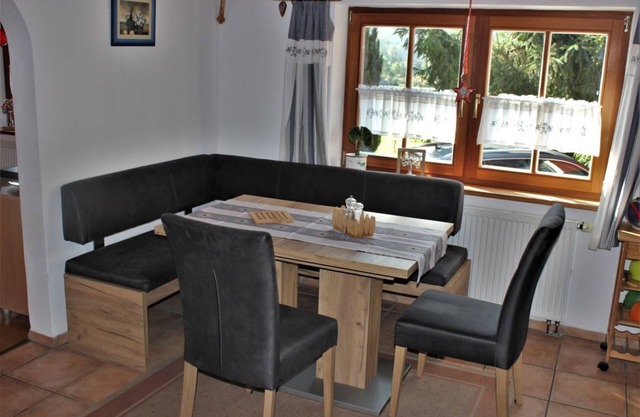Ferienwohnung Erdgeschoss, 50 qm, 2-4 Pers., 1 Schlafzimmer, Wohnzimmer mit Ausziehcouch, Wohnküche, Bad/WC