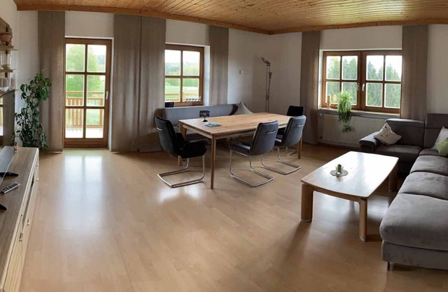 Appartement avec balcon, terrasse et piscine chauffée dans le jardin