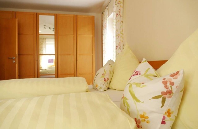 Appartement avec terrasse en bois meublée et chambre séparée pour les enfants