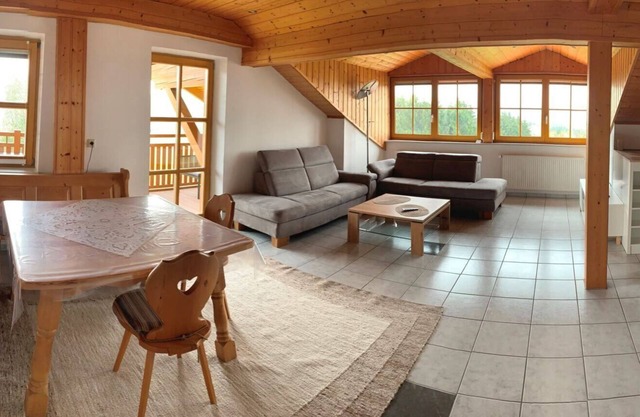 Appartement avec vue magnifique, terrasse et piscine chauffée dans le jardin