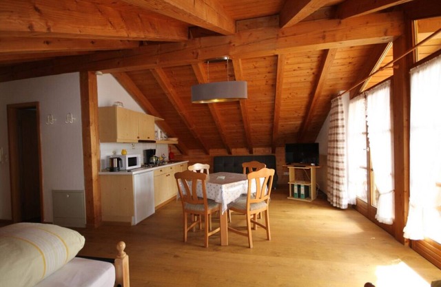 Ferienwohnung Nr. 3, 45 qm, Wohn-/Schlafraum, Zustellbetten, Dusche/WC, Balkon, Sat-TV, max. 4 Personen