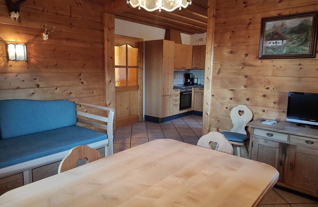 Ferienwohnung Samerberg für 2-4 Personen 1. Stock, Balkon, eigener Eingang, Wohn/Schlafraum, 1 Schlafzimmer, Küche