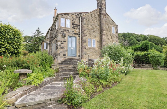 FERN COTTAGE, pet friendly, with a garden in Baslow