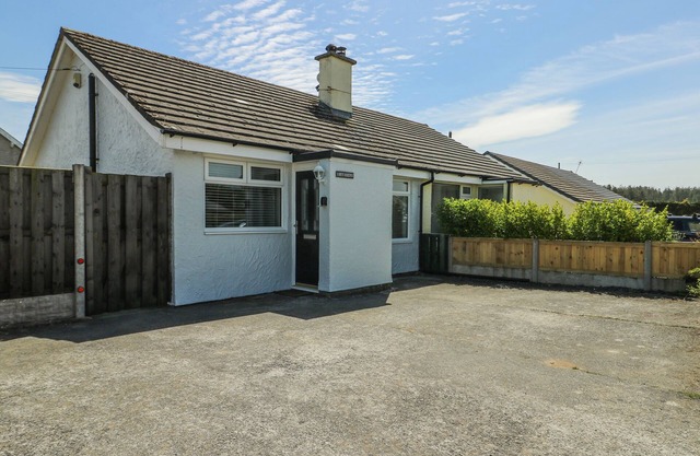 FERN HILL COTTAGE, with open fire in Newborough