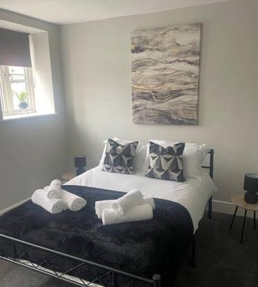 Fern House - by Shortstays4u A Modern 2 bedroom Townhouse with free parking in the town centre!