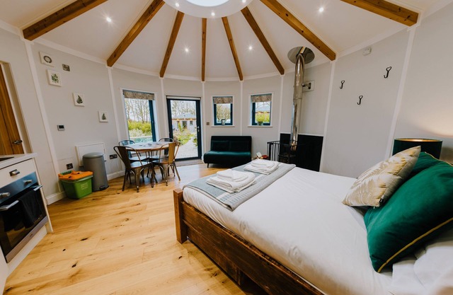 Fern Leaf Roundhouse (Pet Friendly)