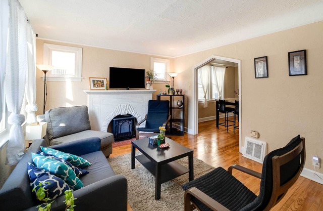 Ferndale Apartment w/ Yard - Near the Detroit Zoo!