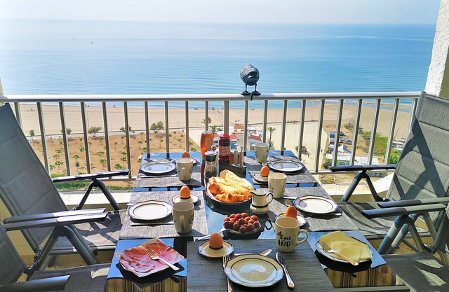 Appartement avec vue imprenable sur la mer en première ligne de plage pour 5 personnes
