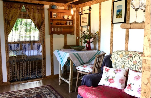 Hutte-Panoramique-Salle de bain privée séparée-Vue sur la campagne-The Filed Hut