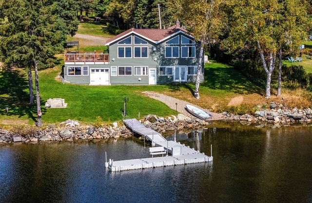 Chartier - Maison spacieuse avec belle pelouse menant au lac Rangeley