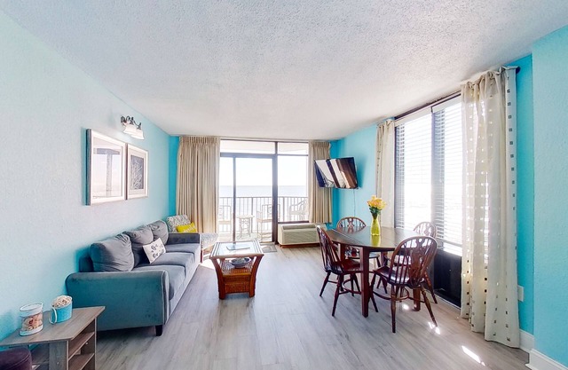 Fifth Floor Oceanfront Snowbird Friendly Condo w/ Shared Pool/Hot Tub, WiFi