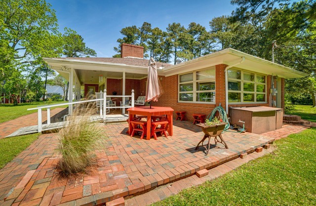 NOUVEAU! Maison de style des années 1950 w / Dock sur Newport River!
