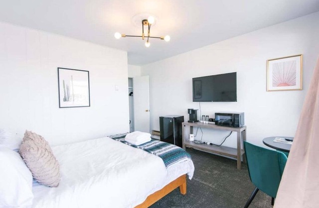Capitol Motel Room 1 · Fillmore Lodge:Comfortable Queen Room - Best Price