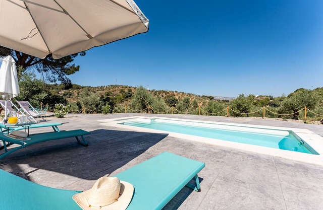 Finca 'Cortijo La Zahurdilla' avec vue sur les montagnes, piscine privée, Wi-Fi et jardin.