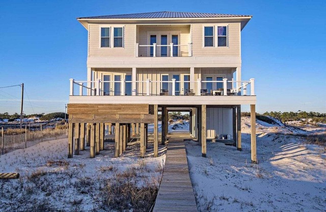 6 Bed, 6 bath ~ Beach Front Beach House ~ Sleeps up to 14 ~ Quiet Refuge ~ Prickett Properties