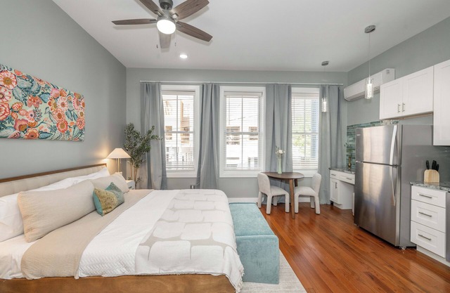 Findlay Market Suite 2 – Stylish Studio for 2 Perfect for a Couple’s Retreat!