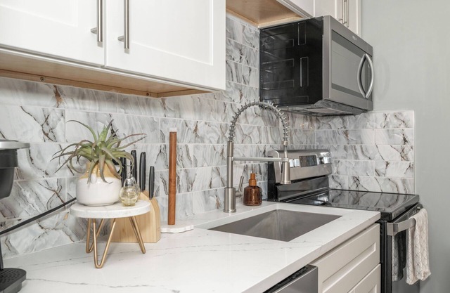 Findlay Market Suite 4 – Cheerful Studio for 2 Just 1 Block to Findlay Market!
