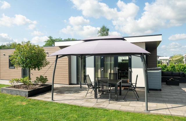 Beau chalet avec jardin dans un petit parc
