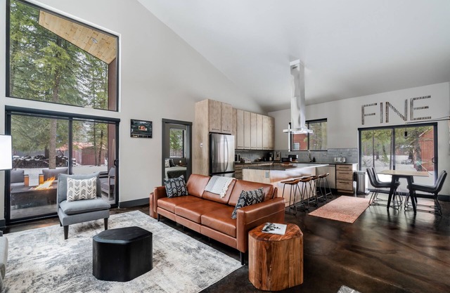 FINE PINE PLACE in town / luxury modern / wow kitchen / whole house / yes dogs!
