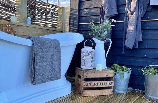 King Glamping Hut