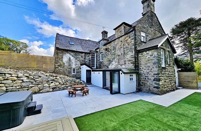 Finest Retreats | Snowdonia Manor (Y Llwyn Manor)