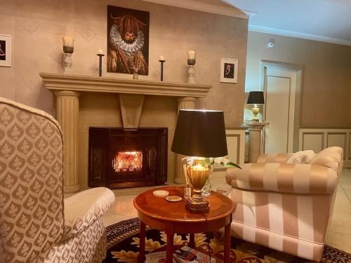 FINN VILLAGE Loch Lomond Villa - THE BLACK ROOM with Private Jacuzzi-Style Bath