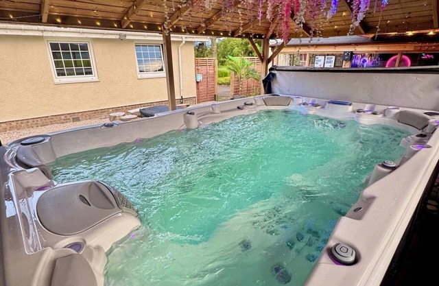 Finn Village - Cosy Cottage Private Garden 9-seater HOT TUB