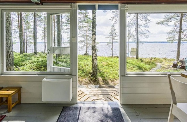 Maison finlandaise en bois au milieu de la nature et situe dans une île privée.