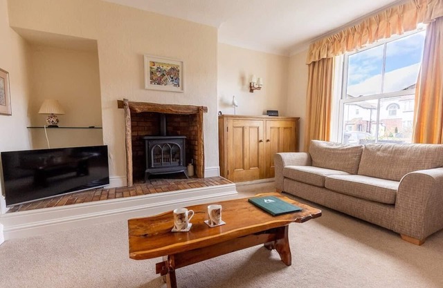 FIR TREE COTTAGE // COSY 3 BED COTTAGE IN PENRHYN BAY WITH SEA VIEWS, ACCESS TO