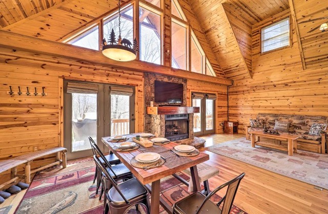 Fire Pit and Views Picturesque Cabin in Burnsville!