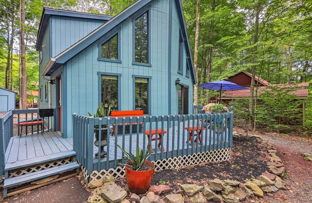 Fire Pit & Deck: Colorful Cabin in Pocono Lake!