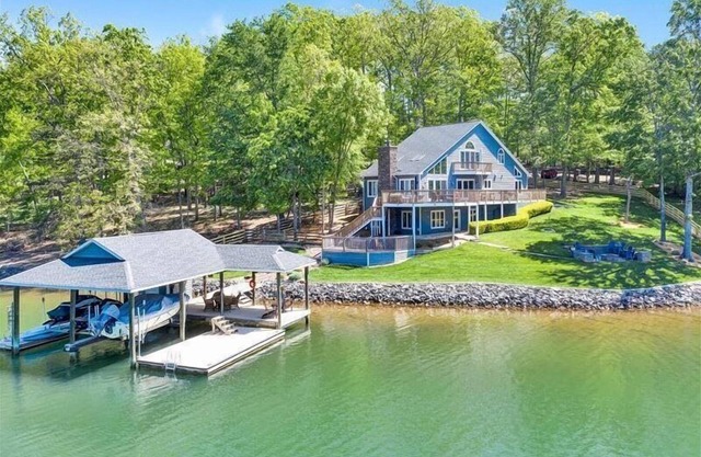 "Rêve américain" Conviviale et familiale!! Nouveau foyer intégré, cheminée, bain à remous, table de billard, animaux acceptés, kayaks et planches à pagaie!