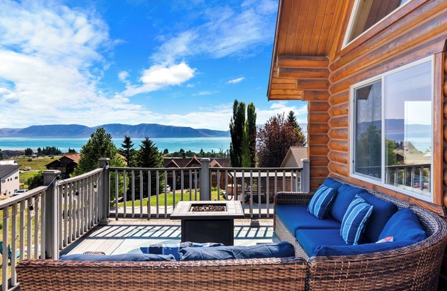 Fire Pit, Lakeview, Hot Tub, 2 Decks & Living Rms