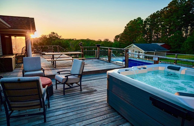 Fire Pit * Pool * Hot Tub * Fishing Pond w/Jon Boat