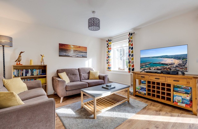 Firefly Cottage well equipped with access to Pool/Sauna/Steam/Gym/Pub near Beach