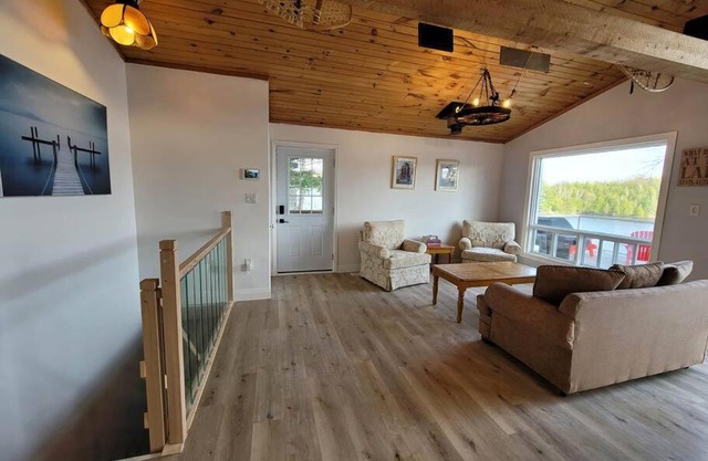 Firefly Hut - Cheerful 6-bedroom cottage with serene beauty
